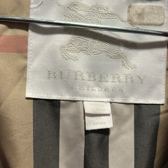 Burberry Red Puffer Jacket with Quilted Texture and Stylish Lining - Picture 2 of 4